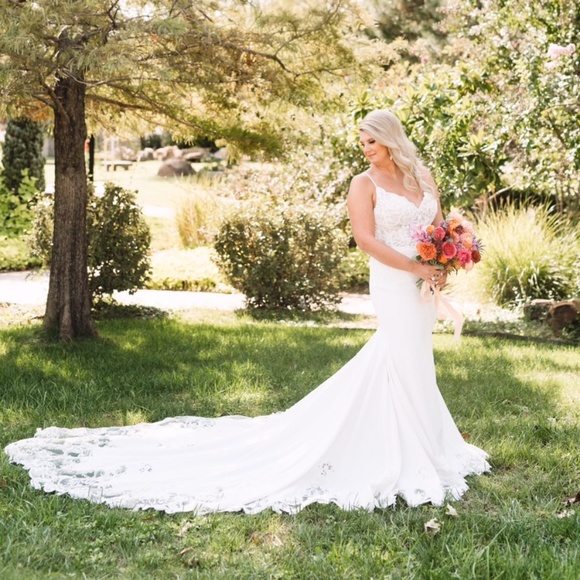 Stunning Pre-Owned Allure Bridals Wedding Gown - Ivory/Nude Lining, Size 10 - Picture 8 of 15